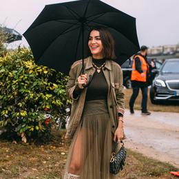 Les Parisiennes font face à la pluie avec style Les Parisiennes font face à la pluie avec style