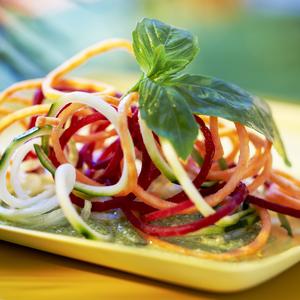 Spaghettis de légumes multicolores