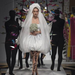 Gigi Hadid, spectaculaire mariée entourée de papillons chez Moschino 