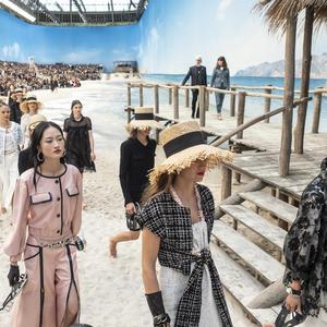 Les décors les plus incroyables des défilés Chanel par Karl Lagerfeld Les décors les plus incroyables des défilés Chanel par Karl Lagerfeld