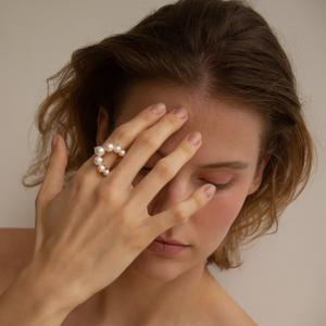 Et si la bague de fiançailles en perle détrônait le solitaire en diamant ? 