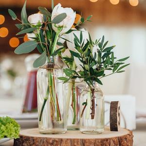 Cinq astuces pour embellir une salle de mariage sans charme