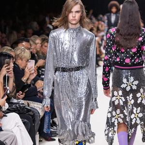 Chloé, Paco Rabanne ou Lemaire... Une mode parisienne aux antipodes Chloé, Paco Rabanne ou Lemaire... Une mode parisienne aux antipodes