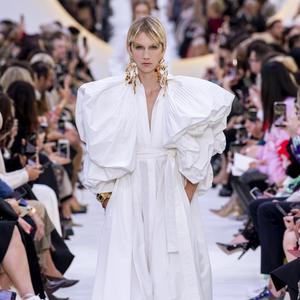Fashion Week : la mode à fleur de peau de Valentino et Givenchy Fashion Week : la mode à fleur de peau de Valentino et Givenchy