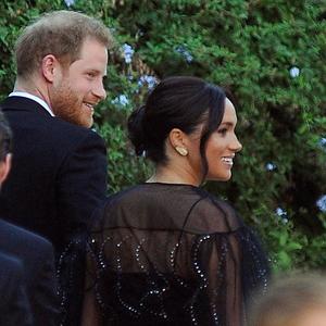 À Rome, Meghan Markle s'affiche dans une robe en transparence Valentino À Rome, Meghan Markle s'affiche dans une robe en transparence Valentino