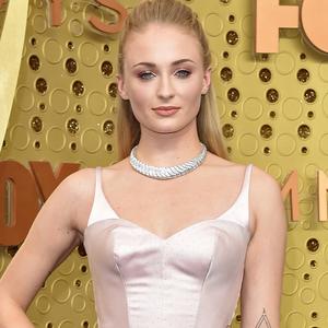 Sophie Turner et son collier aux 900 carats de diamants aux Emmy Awards Sophie Turner et son collier aux 900 carats de diamants aux Emmy Awards