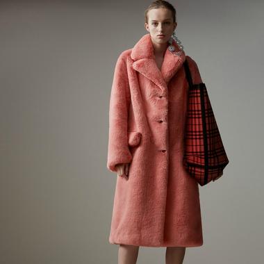 Des manteaux en fausse fourrure colorée pour passer l'hiver Des manteaux en fausse fourrure colorée pour passer l'hiver