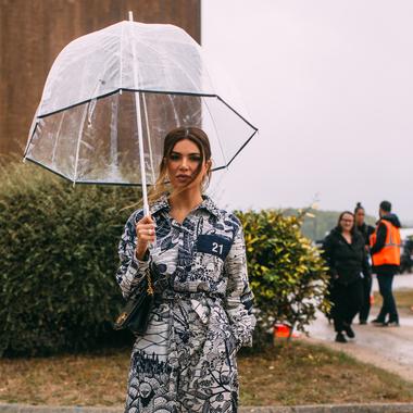 Les Parisiennes font face à la pluie avec style Les Parisiennes font face à la pluie avec style