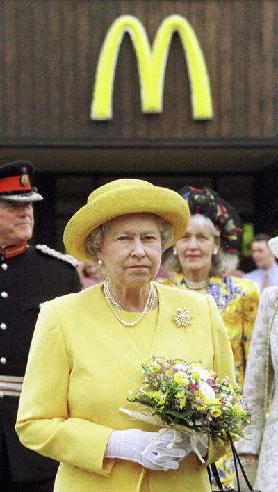 La reine Elizabeth II devant une enseigne McDonald's La reine Elizabeth II devant une enseigne McDonald's