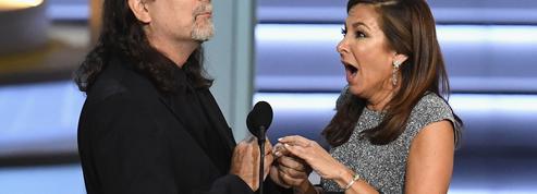 Un réalisateur fait sa demande en mariage sur la scène des Emmy Awards
