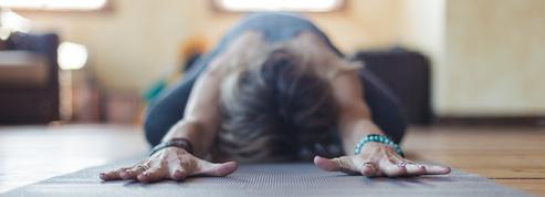 Quatre huiles essentielles à utiliser pendant sa séance de yoga pour booster les effets