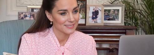 La blouse rose, douce et sucrée de Kate Middleton, une réponse à Meghan Markle ?