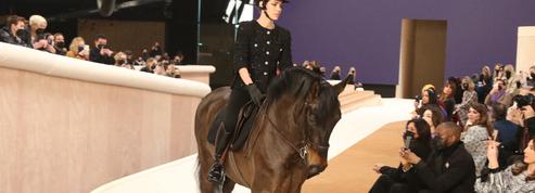La chevauchée fantastique de Charlotte Casiraghi au défilé haute couture Chanel