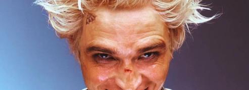 Blond peroxydé, tatouage et dents en argent : Robert Pattinson méconnaissable en couverture de 