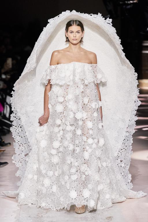 Kaia Gerber Clôt Le Défilé Givenchy Dans Une Robe De Mariée Grandiose 9455