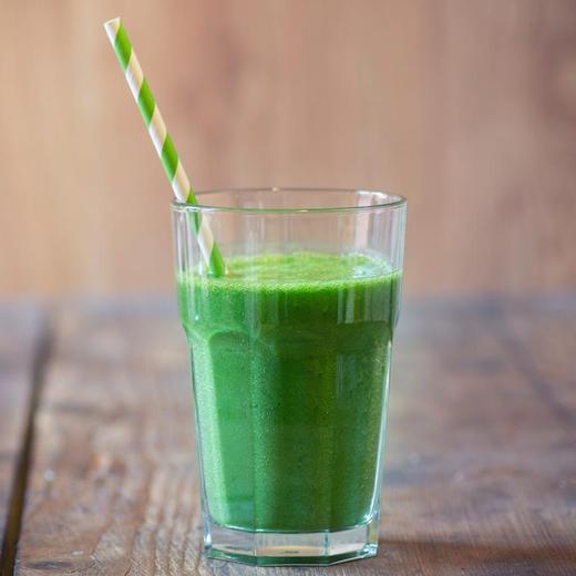 Jus broccoleaf, banane, ananas et eau de coco