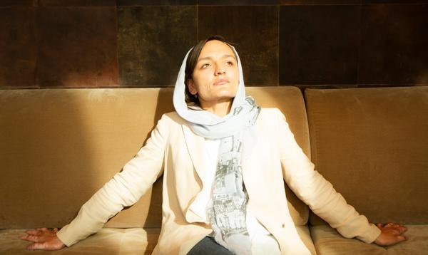 "Je suis sur leur liste noire" : rencontre avec Zarifa Ghafari, la maire afghane qui a échappé aux talibans 