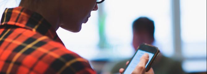 Un chatbot pour accompagner les jeunes femmes victimes de violences sexuelles