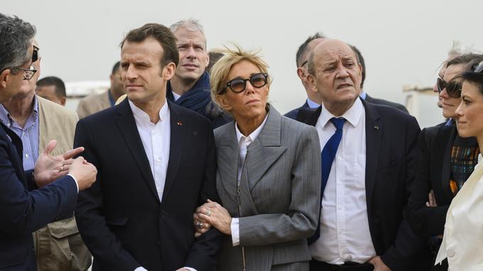 Sans Cravate En Chemise Col Officier Emmanuel Macron La Joue Decontracte En Egypte Madame Figaro