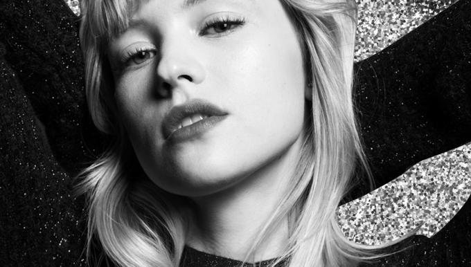 Angèle donne un concert en direct sur le compte Instagram de Chanel