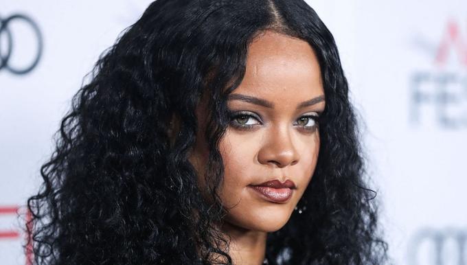 C'est Officiel : Rihanna Est Plus Riche Que La Reine D'Angleterre