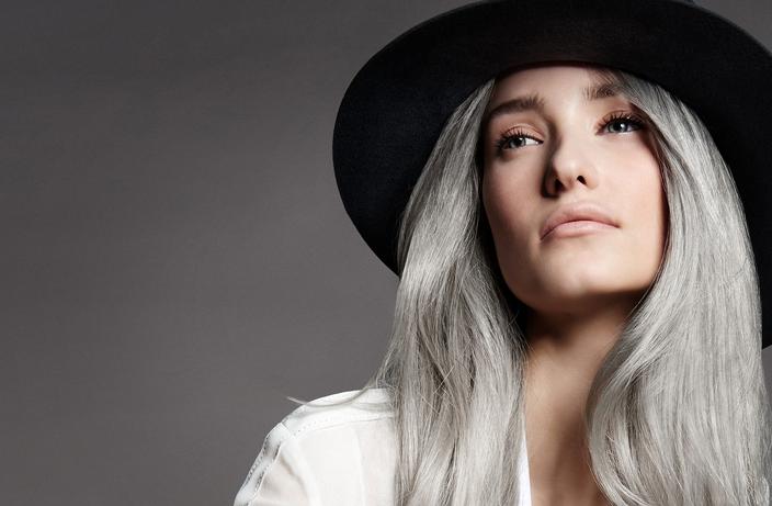 Cheveux : mieux que le blond, le gris - Madame Figaro