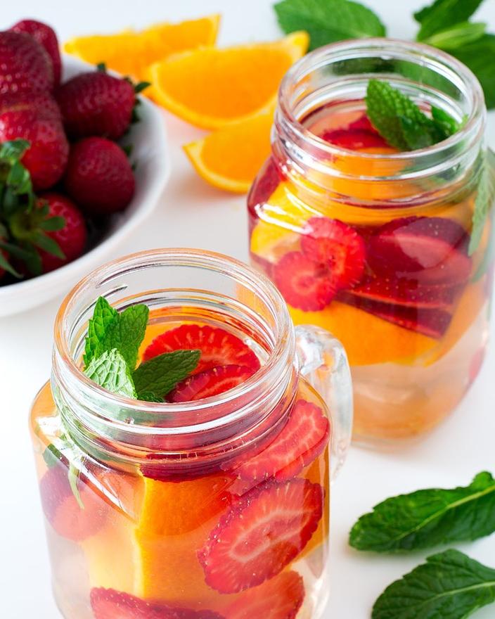 10 ricette di Bevande vitamina per adottare questa estate - fragola, arancia e menta