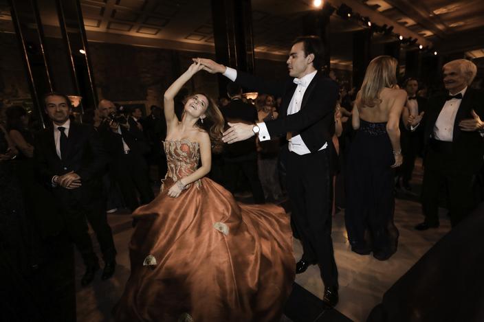 Bal Des Debutantes Qui Sont Les Cavaliers Des Jeunes Premieres