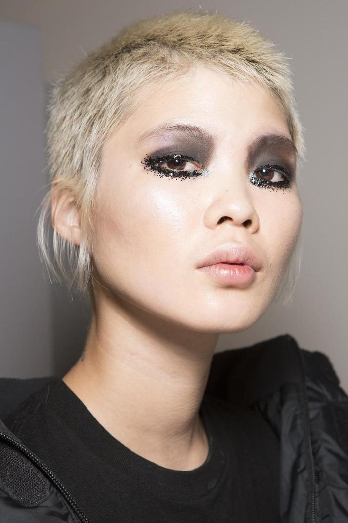 Pour Noël et le Nouvel An, on ose le maquillage à paillettes