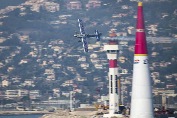 Mélanie Astles, première pilote féminine de la Red Bull Air Race, en vol