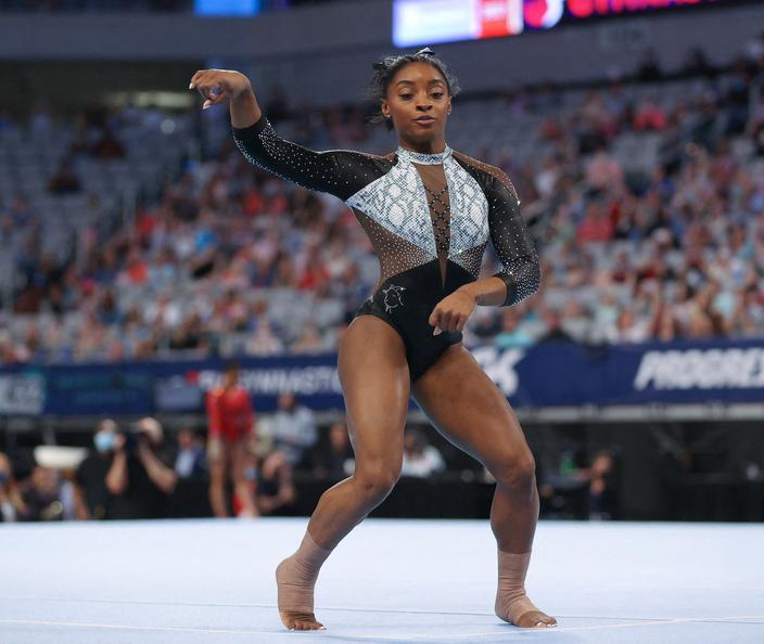 Simone Biles Le Puissant Symbole Derrière La Tête De Chèvre Brodée