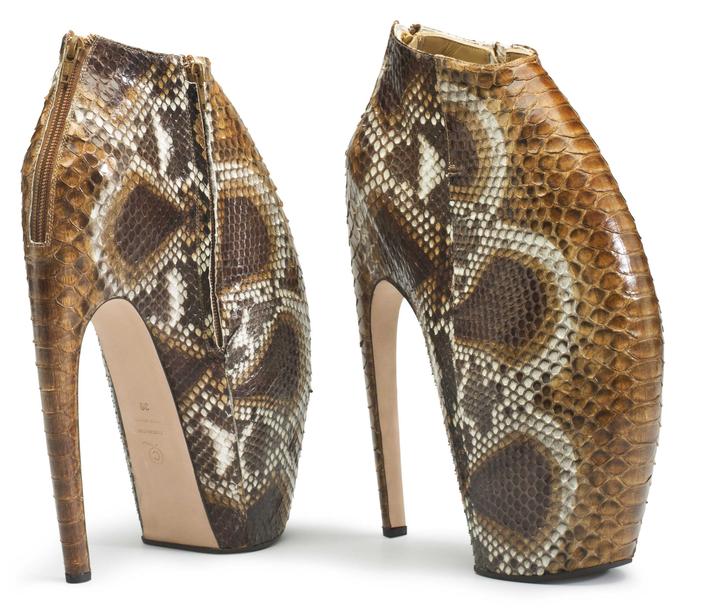 Les incroyables Armadillo boots d Alexander McQueen vendues aux encheres