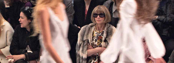 Mais qu'est-ce qui peut bien autant faire sourire Anna Wintour au