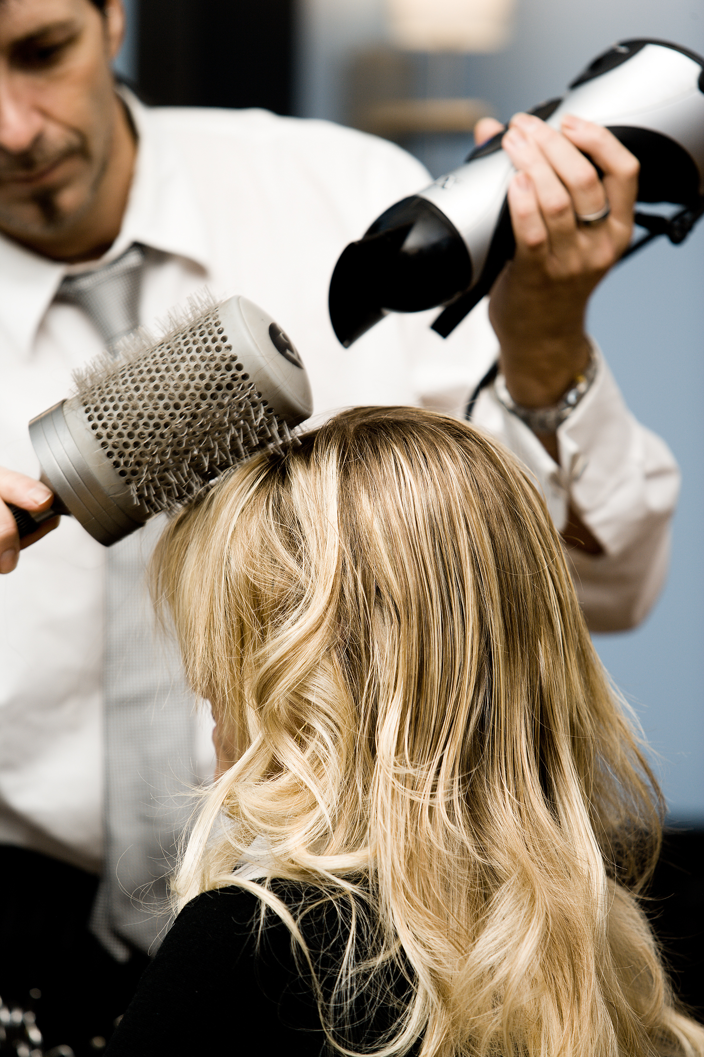 Rêver De Se Faire Coiffer Par Une Femme Coiffure à domicile ou en salon ? Le match