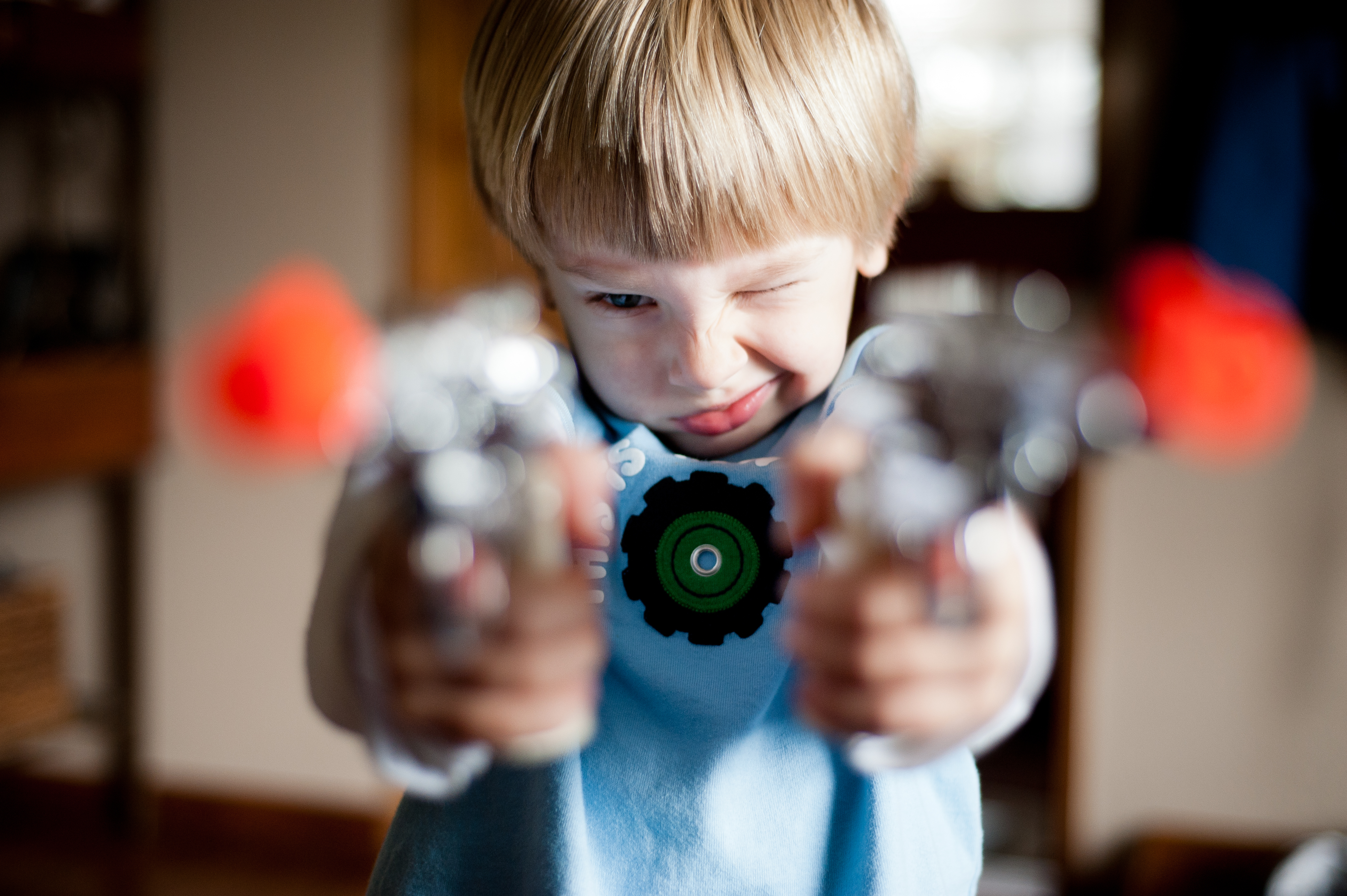 Jouer avec une arme en plastique ne rend pas un enfant plus violent