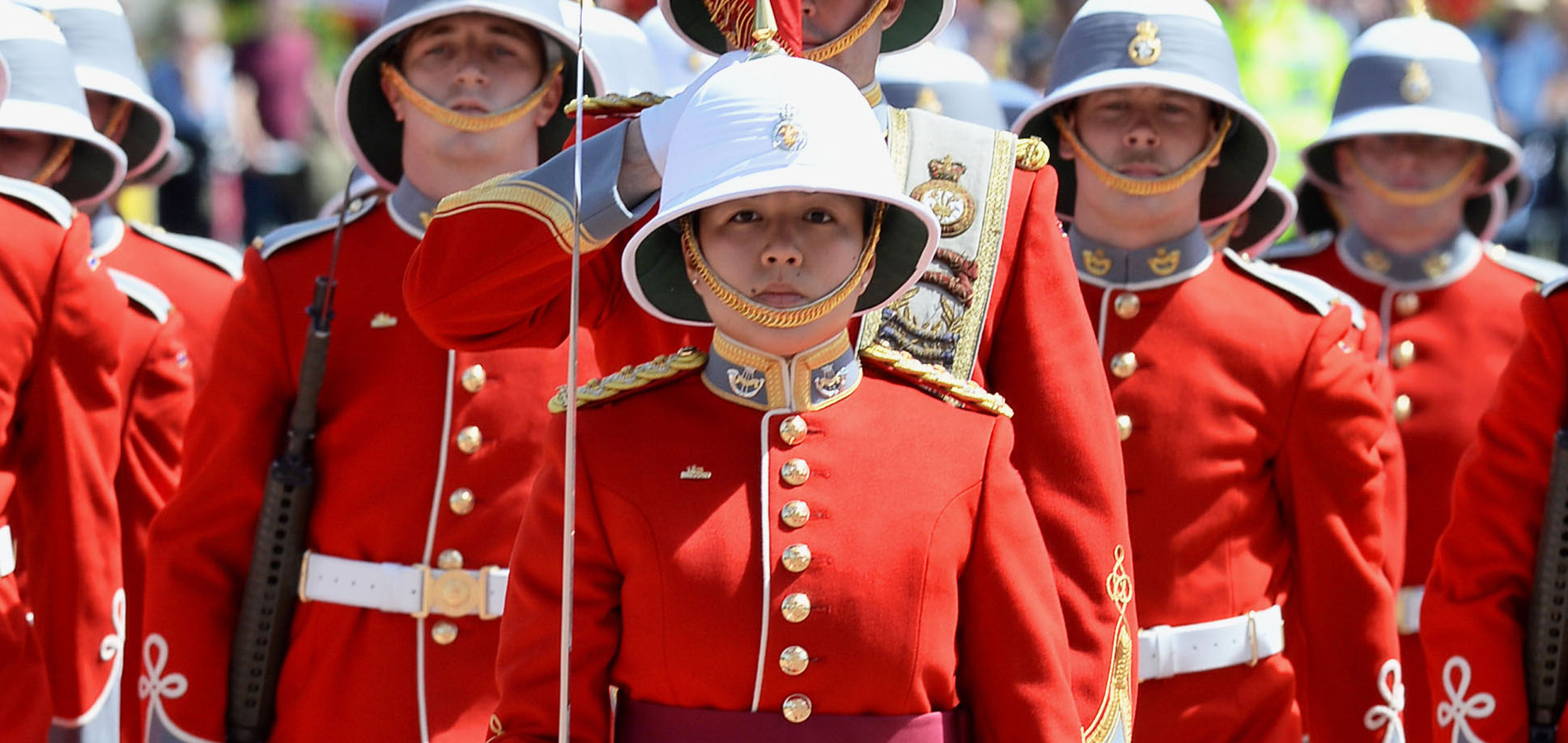 Une Femme De 24 Ans Prend La Tete De La Garde D Elizabeth Ii Madame Figaro