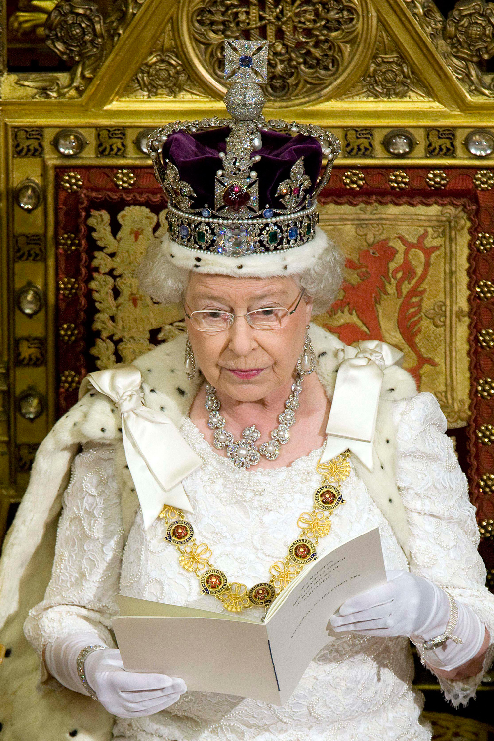 Elizabeth II s'épanche sur sa très lourde couronne, au premier degré