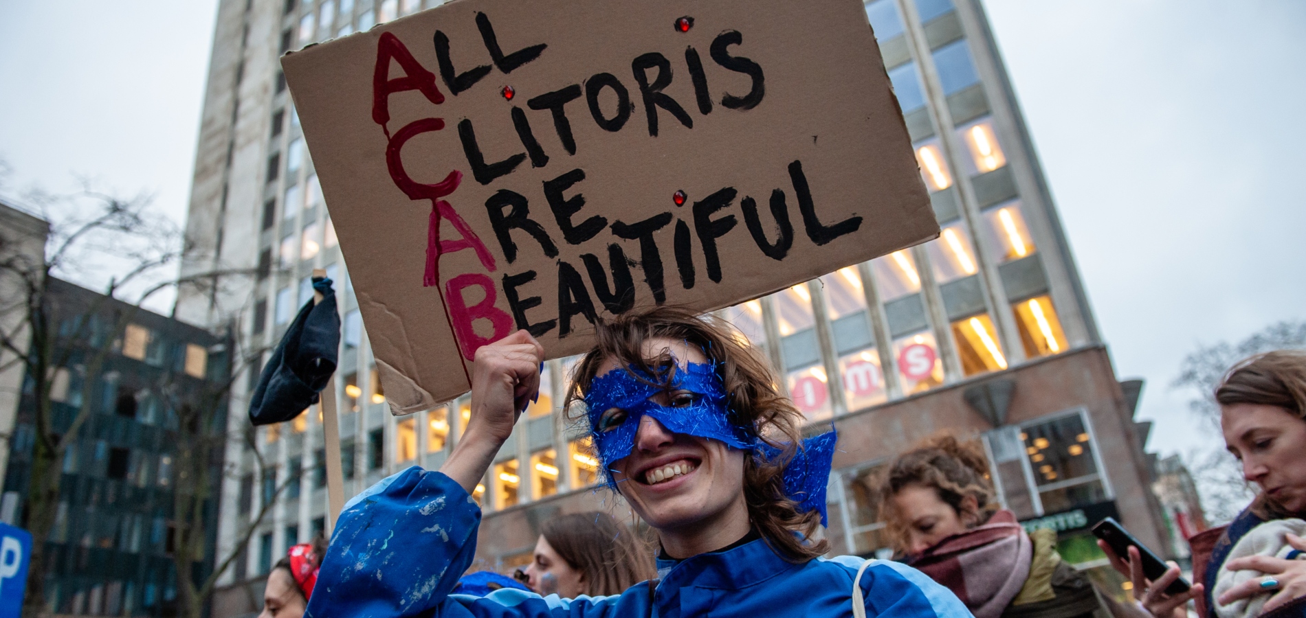 La première Journée internationale du clitoris a eu lieu devant le  Parlement européen