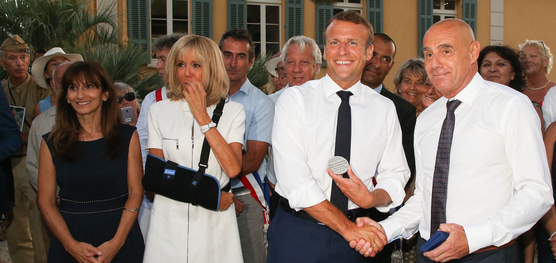 Brigitte Macron apparaît le bras en écharpe après une mauvaise ...