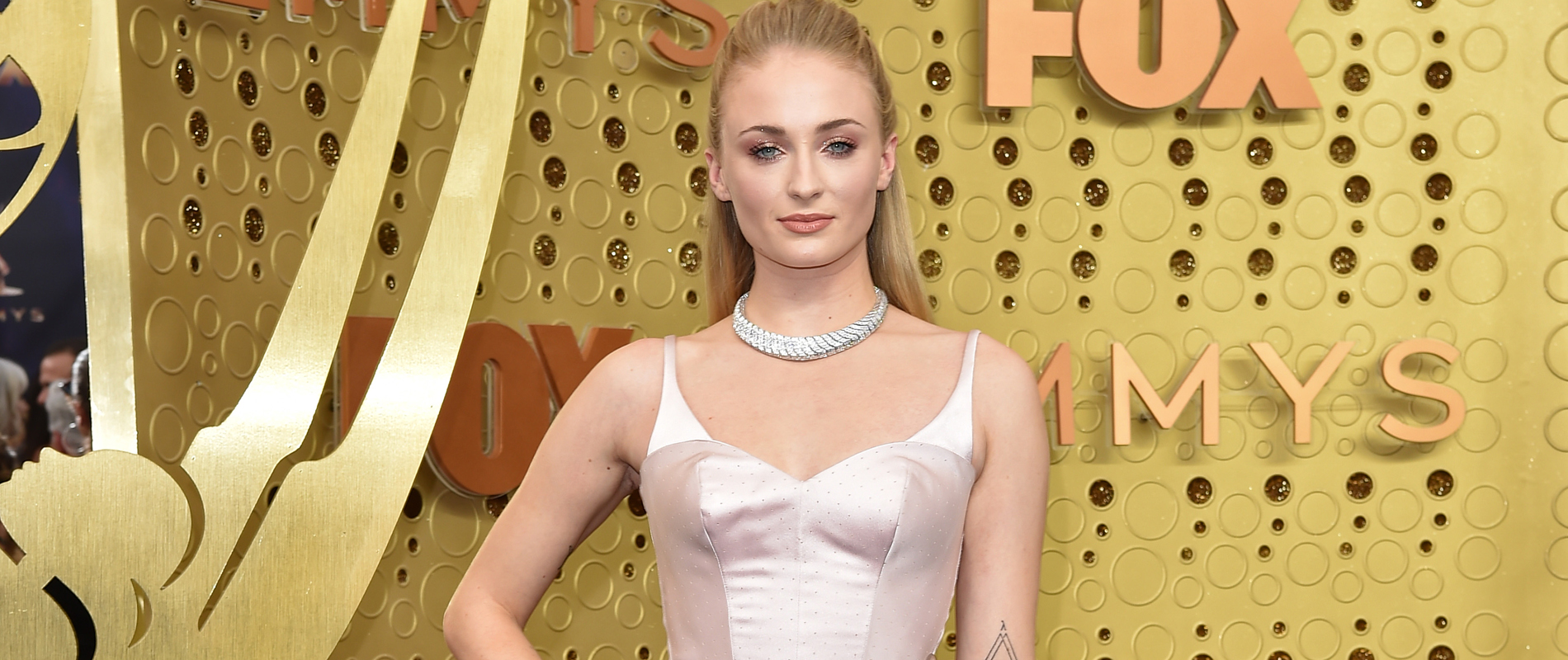 Sophie Turner's Emmys necklace featured 900 diamonds!