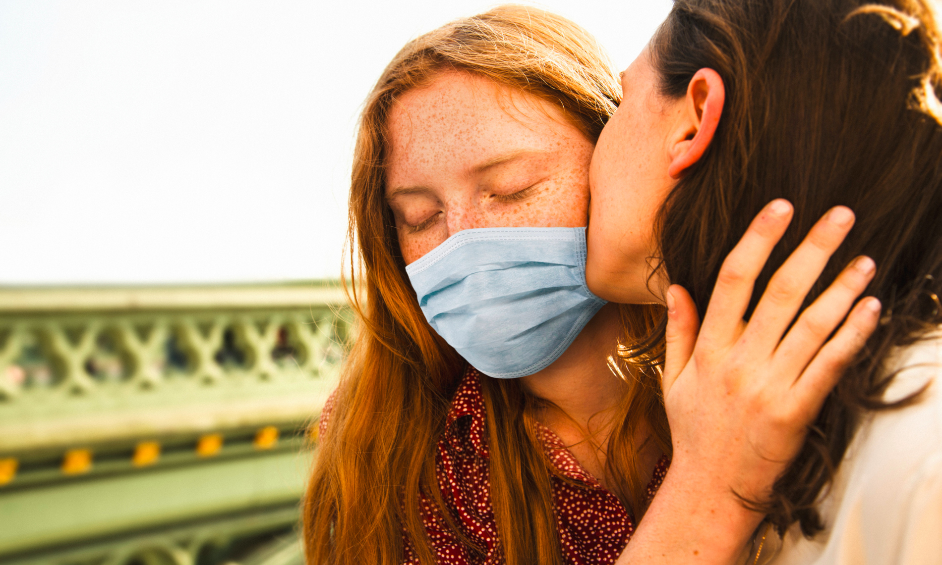 Pour minimiser le risque de contamination, le baiser sur la joue reste  proscrit mais pas celui dans la nuque, le cuir chevelu ou sur le front.