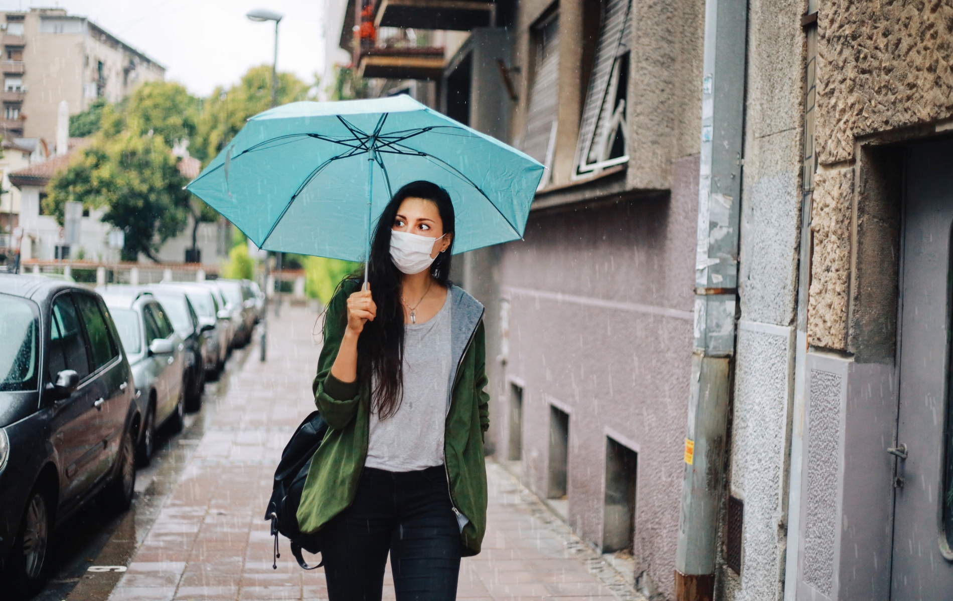 Coronavirus : le masque perd-il de son efficacité avec la pluie ?