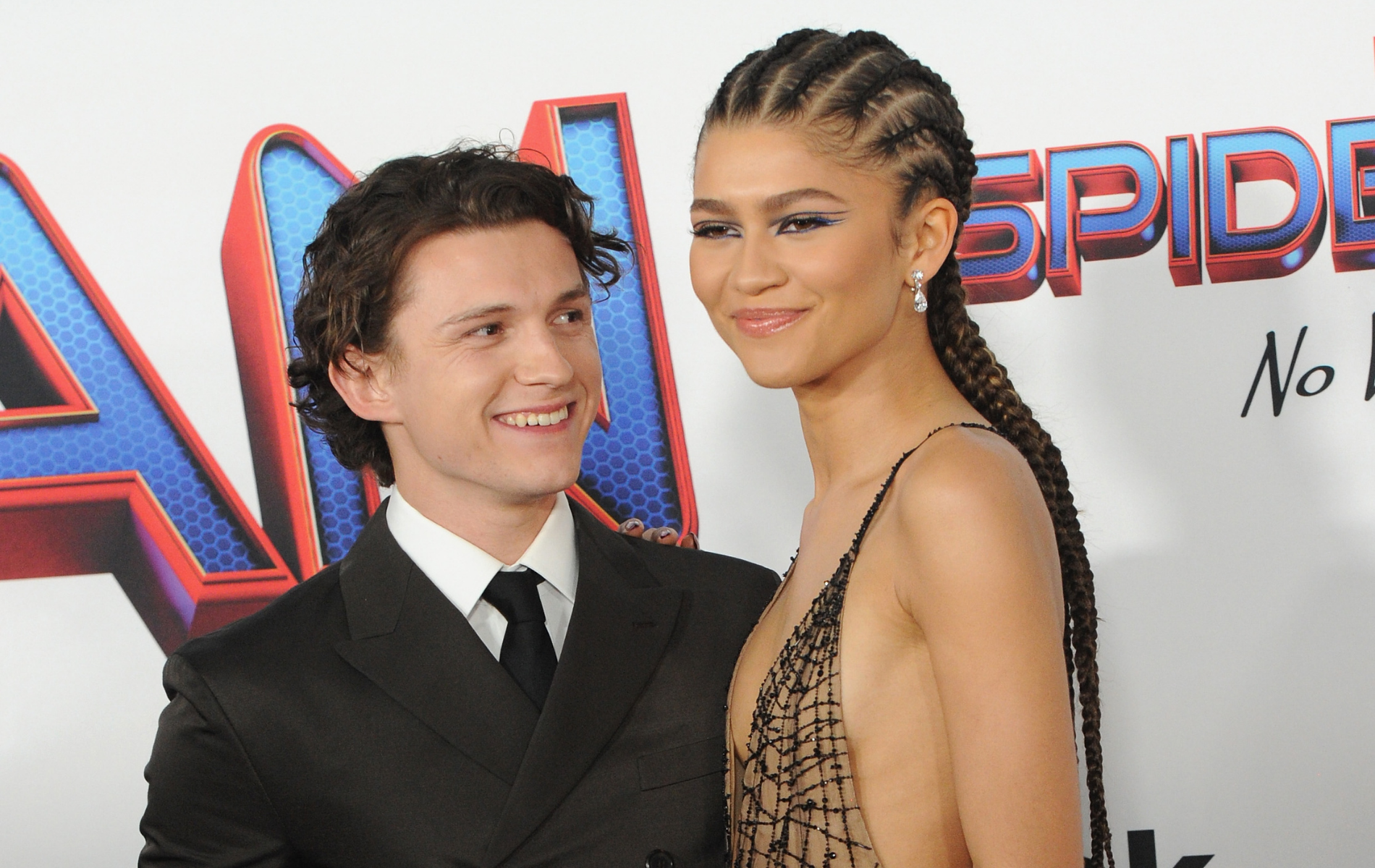 Tom Holland Et Zendaya Mariage En vidéo, Tom Holland arrête de respirer pour regarder passer Zendaya  devant un photocall déchaîné