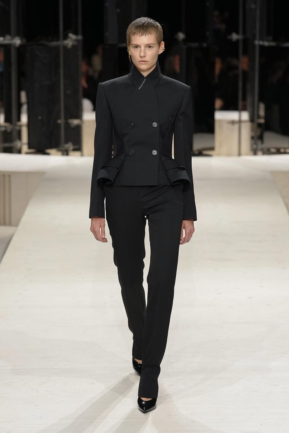 De File Givenchy Défilé - Givenchy - Prêt à porter Automne-Hiver 26-27