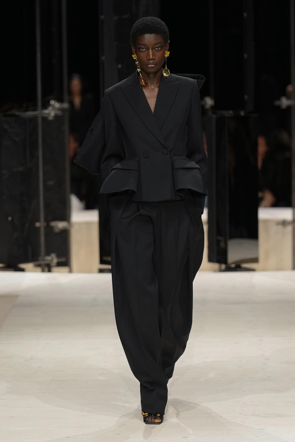 De File Givenchy Défilé - Givenchy - Prêt à porter Automne-Hiver 26-27