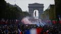 Suivez en direct la descente des Champs-Elysées par les Bleus