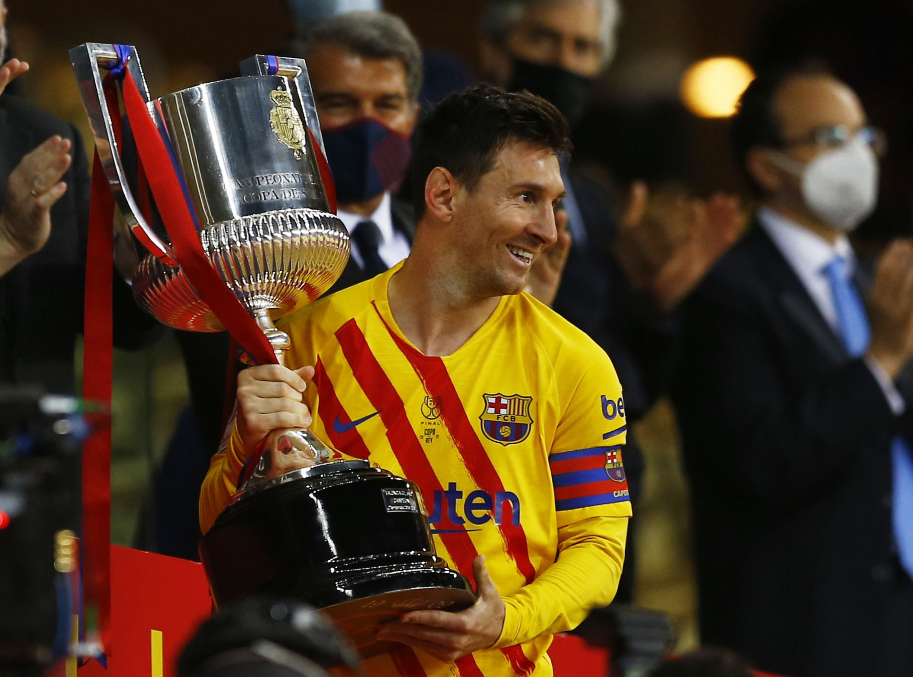 Сколько кубков в футболе. Лионель Месси Барселона 2021. Месси Кубок Испании 2015. Месси с Кубком Испании.