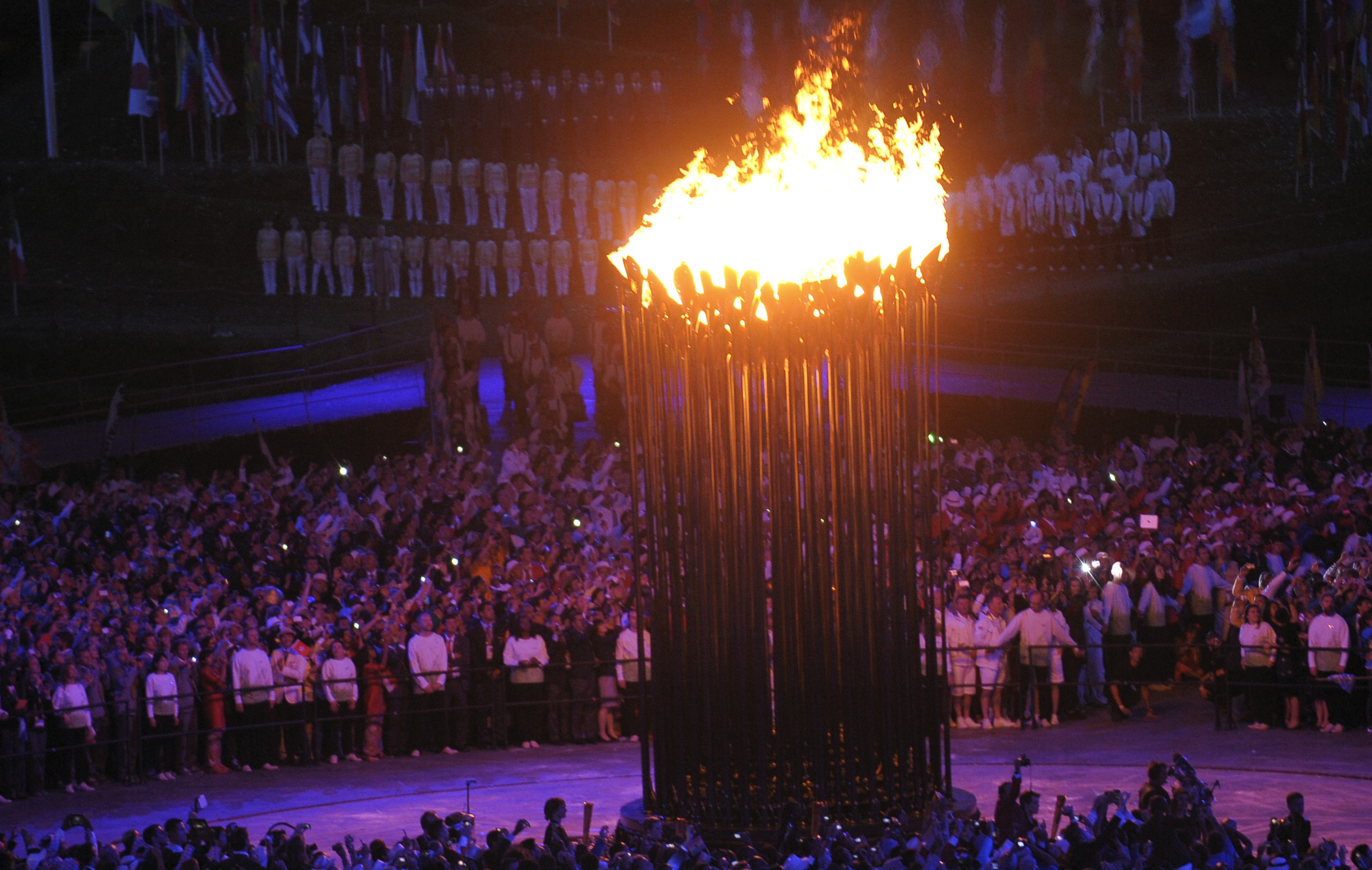 VIDEO. L'arrivée spectaculaire de la flamme olympique à Londres – L'Express
