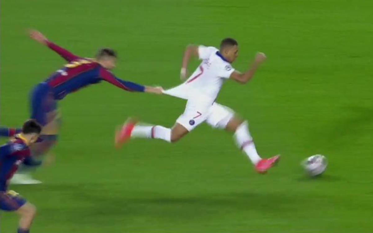 Attrape-moi-si-tu-peux-l-image-qui-resume-l-impuissance-de-Barcelone-face-a-Mbappe.png