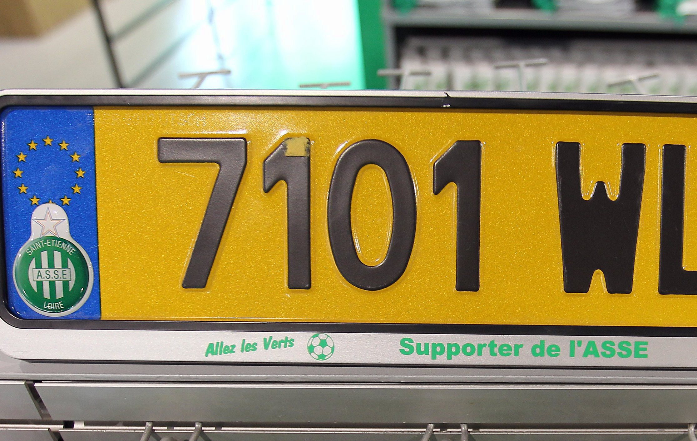 Un autocollant sur une plaque d'immatriculation, c'est 135€ d'amende